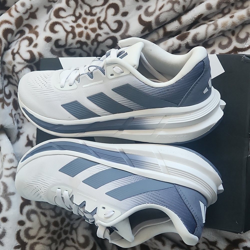 ♥️Adidas Questar 3  Men's White and Gray Sneakers